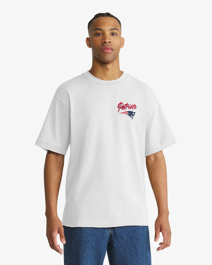NEW ENGLAND PATRIOTS BACKER SCRIPT ILLUSTRATED '47 FOUNDATION TEE